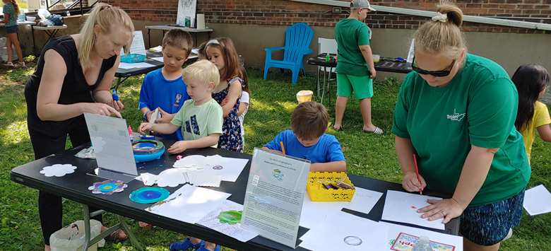 library attendees making spin art